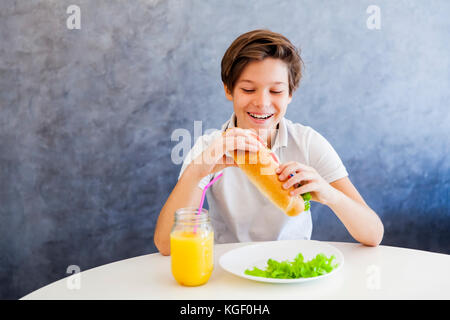 Portrait von jugendlich Junge mit Frühstück Stockfoto