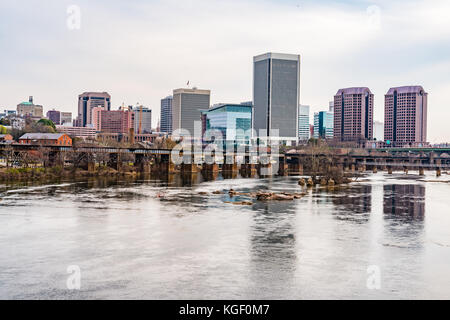 Richmond, Virginia morgen City Skyline entlang der James River. Stockfoto