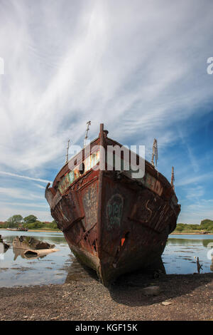 Die verrostete Schiffsrumpf der ehemaligen Gosport Ferry 'Vadne' (erbaut 1939 bis 1965), in Forton See, Gosport, Hampshire, UK aufgegeben Stockfoto