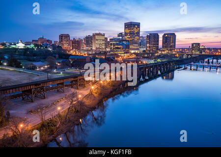 Richmond, Virginia nacht Skyline der Stadt entlang der James River. Stockfoto