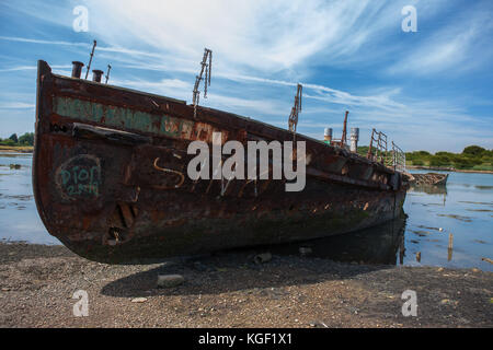 Die verrostete Schiffsrumpf der ehemaligen Gosport Ferry 'Vadne' (erbaut 1939 bis 1965), in Forton See, Gosport, Hampshire, UK aufgegeben Stockfoto