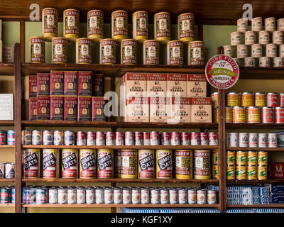 Regale innerhalb der historischen Hyman Store und Lager, Forillon National Park, Gaspe Halbinsel, Kanada. Stockfoto