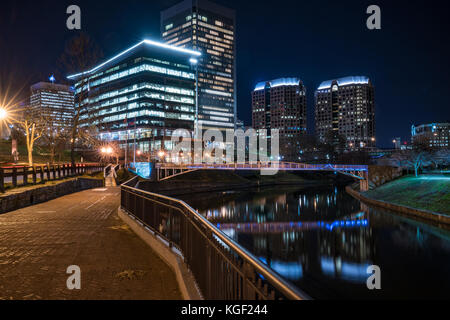Die nächtliche Skyline der Stadt Richmond, Virginia, entlang des James River in der Nähe von Brown's Island und Tredegar St Stockfoto