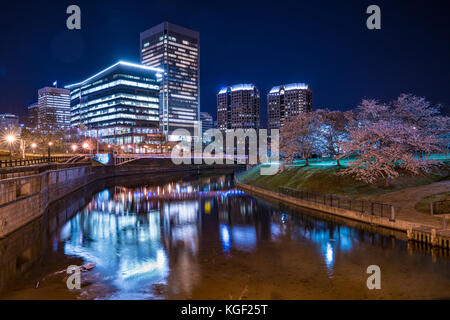 Die nächtliche Skyline der Stadt Richmond, Virginia, entlang des James River in der Nähe von Brown's Island und Tredegar St Stockfoto