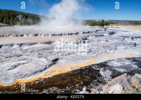 Great Fountain Geysir entlang Firehole Lake Drive im Yellowstone Nationalpark, Wyoming Stockfoto
