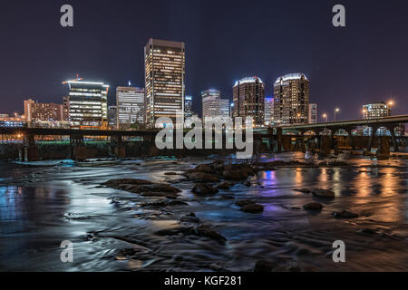 Richmond, Virginia nacht Skyline der Stadt entlang der James River. Stockfoto