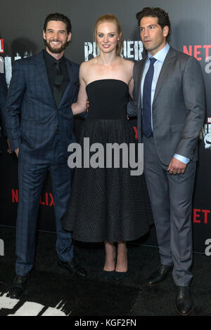 New York, Vereinigte Staaten. 06 Nov, 2017 New York, NY - November 6, 2017: Ben Barnes, Deborah Ann Woll, Jon bernthal besuchen Netflix Premiere der Auspeitscher von bei AMC Loews 34th Street credit Marvel: Lev radin/alamy leben Nachrichten Stockfoto