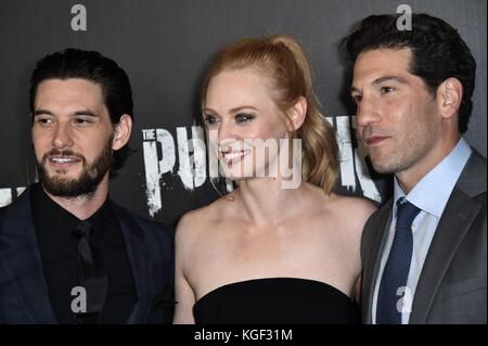 New York, NY, USA. November 2017. Ben Barnes, Deborah Ann Woll, Jon Bernthal bei der Premiere für Marvels THE PUNISHER Series auf Netflix, AMC Loews 34th Street 14, New York, NY 6. November 2017. Quelle: Steven Ferdman/Everett Collection/Alamy Live News Stockfoto