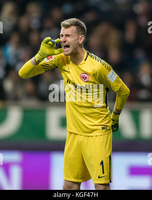 Frankfurt Main, Deutschland. November 2017. Eintracht Frankfurter Torhüter Lukas Hradecky während des Bundesliga-Fußballspiels Eintracht Frankfurt gegen Werder Bremen in Frankfurt, 3. November 2017 - KEIN KABELSERVICE - Credit: Thomas Eisenhuth/dpa-Zentralbild/ZB/dpa/Alamy Live News Stockfoto