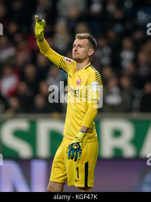 Frankfurt Main, Deutschland. November 2017. Eintracht Frankfurter Torhüter Lukas Hradecky während des Bundesliga-Fußballspiels Eintracht Frankfurt gegen Werder Bremen in Frankfurt, 3. November 2017 - KEIN KABELSERVICE - Credit: Thomas Eisenhuth/dpa-Zentralbild/ZB/dpa/Alamy Live News Stockfoto