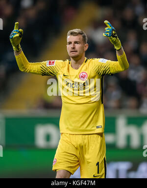 Frankfurt Main, Deutschland. November 2017. Eintracht Frankfurter Torhüter Lukas Hradecky während des Bundesliga-Fußballspiels Eintracht Frankfurt gegen Werder Bremen in Frankfurt, 3. November 2017 - KEIN KABELSERVICE - Credit: Thomas Eisenhuth/dpa-Zentralbild/ZB/dpa/Alamy Live News Stockfoto