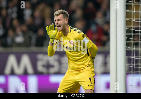 Frankfurt Main, Deutschland. November 2017. Eintracht Frankfurter Torhüter Lukas Hradecky während des Bundesliga-Fußballspiels Eintracht Frankfurt gegen Werder Bremen in Frankfurt, 3. November 2017 - KEIN KABELSERVICE - Credit: Thomas Eisenhuth/dpa-Zentralbild/ZB/dpa/Alamy Live News Stockfoto