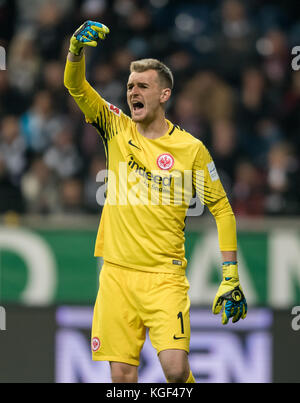 Frankfurt Main, Deutschland. November 2017. Eintracht Frankfurter Torhüter Lukas Hradecky während des Bundesliga-Fußballspiels Eintracht Frankfurt gegen Werder Bremen in Frankfurt, 3. November 2017 - KEIN KABELSERVICE - Credit: Thomas Eisenhuth/dpa-Zentralbild/ZB/dpa/Alamy Live News Stockfoto