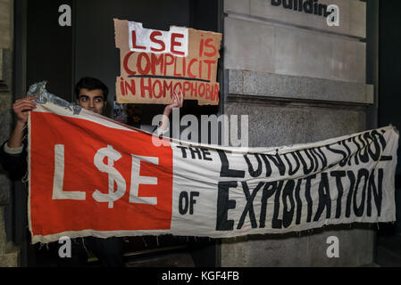 November 6, 2017 - London, UK. 6. november 2017. lse Studenten und Unterstützer Protest gegen die homophoben Mißbrauch, Daniel, einer der lse Reiniger, die in den vergangenen 10 Monaten außerhalb einen Vortrag der lse Hosting '' für LGBT-Rechte: Was nun?'' ausgesetzt wurde. Beschwerden von Daniel und seine Union beiseite geschoben haben, und er hat mit Disziplinarmaßnahmen für einige von ihnen die bedroht. seinen Fall gegen Arbeitgeber noonan wird zum Tribunal im Januar gehen. Die Schüler der lse der Heuchelei vorwerfen, mit der Förderung der Rechte von Homosexuellen hat aber abgelehnt, alle Maßnahmen zu ergreifen; obwohl die cle Stockfoto