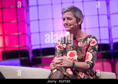 Lissabon, Portugal. 6 Nov, 2017. Der europäische Kommissar für Wettbewerb Margrethe Vestager am Web Gipfel Opening Night im Mittelpunkt, Lissabon, Portugal, 6. November 2017. Credit: Rachel Torres/Alamy leben Nachrichten Stockfoto