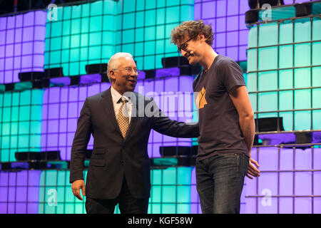 Lissabon, Portugal. 6 Nov, 2017. António Costa, Premierminister von Portugal in Portugal, und Paddy Cosgrave am Web Gipfel Opening Night im Mittelpunkt, Lissabon, Portugal, 6. November 2017. Credit: Rachel Torres/Alamy leben Nachrichten Stockfoto