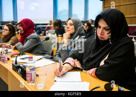 Brüssel, Bxl, Belgien November 2017. Frau hört die Rede während der Konferenz zum Thema "Islam und Frauen" am Sitz des Europäischen Parlaments in Brüssel, Belgien am 07.11.2017 von Wiktor Dabkowski Credit: Wiktor Dabkowski/ZUMA Wire/Alamy Live News Stockfoto