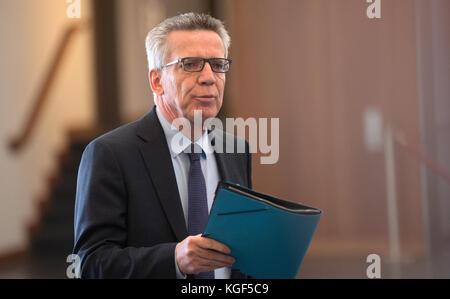 Berlin, Deutschland. November 2017. Der deutsche Innenminister Thomas de Maizière wartet kurz vor der Sitzung des Deutsch-Französischen Integrationsrates am 07. November 2017 in Berlin auf seinen französischen Amtskollegen Gérard Collomb. Quelle: Ralf Hirschberger/dpa-Zentralbild/dpa/Alamy Live News Stockfoto