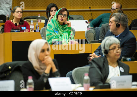 Brüssel, Bxl, Belgien November 2017. Frau hört die Rede während der Konferenz zum Thema "Islam und Frauen" am Sitz des Europäischen Parlaments in Brüssel, Belgien am 07.11.2017 von Wiktor Dabkowski Credit: Wiktor Dabkowski/ZUMA Wire/Alamy Live News Stockfoto