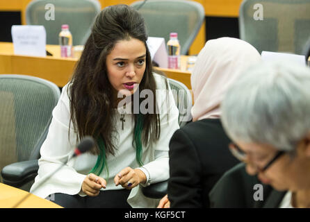 Brüssel, Bxl, Belgien November 2017. Nouran Salah, Aktivistin aus Ägypten während der Konferenz zum Thema "Islam und Frauen" am 07.11.2017 im Hauptsitz des Europäischen Parlaments in Brüssel, Belgien, von Wiktor Dabkowski Credit: Wiktor Dabkowski/ZUMA Wire/Alamy Live News Stockfoto