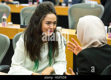 Brüssel, Bxl, Belgien November 2017. Nouran Salah, Aktivistin aus Ägypten während der Konferenz zum Thema "Islam und Frauen" am 07.11.2017 im Hauptsitz des Europäischen Parlaments in Brüssel, Belgien, von Wiktor Dabkowski Credit: Wiktor Dabkowski/ZUMA Wire/Alamy Live News Stockfoto