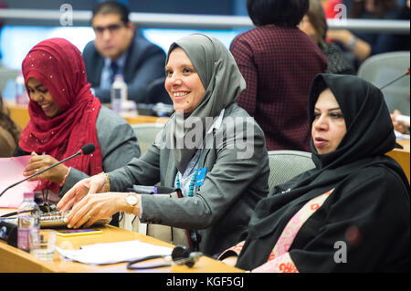 Brüssel, Bxl, Belgien November 2017. Frau hört die Rede während der Konferenz zum Thema "Islam und Frauen" am Sitz des Europäischen Parlaments in Brüssel, Belgien am 07.11.2017 von Wiktor Dabkowski Credit: Wiktor Dabkowski/ZUMA Wire/Alamy Live News Stockfoto