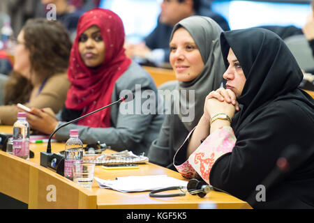 Brüssel, Bxl, Belgien November 2017. Frau hört die Rede während der Konferenz zum Thema "Islam und Frauen" am Sitz des Europäischen Parlaments in Brüssel, Belgien am 07.11.2017 von Wiktor Dabkowski Credit: Wiktor Dabkowski/ZUMA Wire/Alamy Live News Stockfoto