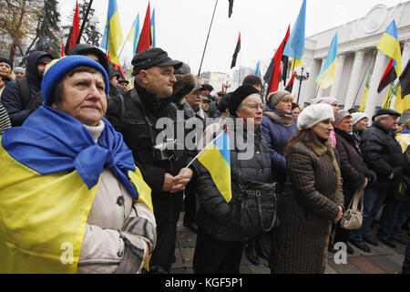 Kiew, Ukraine. November 2017. Die Ukrainer nehmen am 7. November 2017 an einer Kundgebung Teil, um eine Reform vor dem ukrainischen parlament in Kiew, Ukraine, zu fordern. Hunderte von verärgerten ukrainischen Aktivisten richteten nach einer großen Kundgebung vor dem Parlament ein Zeltlager ein, um von den Gesetzgebern die Annahme des Gesetzes über unmittelbare politische Reformen wie die Schaffung von Antikorruptionsgerichten, die Änderung der Wahlgesetze und die Entlassung der Unverletzlichkeit eines Abgeordneten zu fordern. Quelle: Serg Glovny/ZUMA Wire/Alamy Live News Stockfoto