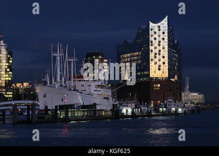 Hamburg, Deutschland. November 2017. Elbphilharmonie glüht im Dunkeln während des dramatischen Sonnenuntergangs im Hamburger Hafen, 06.11.2017. Quelle: T. Brand/Alamy Live News Stockfoto