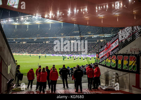 Frankfurt, Deutschland. November 2017. Orderlies und Greenkeeper beobachten das Bundesliga-Fußballspiel zwischen Eintracht Frankfurt und Werder Bremen in der Commerzbank Arena in Frankfurt am 3. November 2017. - KEIN DRAHTLOSER SERVICE · Credit: Thomas Eisenhuth/dpa-Zentralbild/ZB/dpa/Alamy Live News Stockfoto