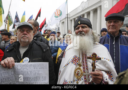 Kiew, Ukraine. November 2017. Die Ukrainer nehmen am 7. November 2017 an einer Kundgebung Teil, um eine Reform vor dem ukrainischen parlament in Kiew, Ukraine, zu fordern. Hunderte von verärgerten ukrainischen Aktivisten richteten nach einer großen Kundgebung vor dem Parlament ein Zeltlager ein, um von den Gesetzgebern die Annahme des Gesetzes über unmittelbare politische Reformen wie die Schaffung von Antikorruptionsgerichten, die Änderung der Wahlgesetze und die Entlassung der Unverletzlichkeit eines Abgeordneten zu fordern. Quelle: Serg Glovny/ZUMA Wire/Alamy Live News Stockfoto