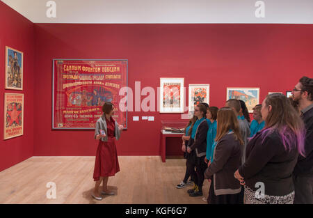 Tate Modern, London, Großbritannien. November 2017. Roter Stern über Russland: Eine Revolution in der visuellen Kultur 1905-55. Mit über 250 Plakaten, Gemälden und Fotografien, von denen viele zum ersten Mal öffentlich ausgestellt wurden, zeigt die Ausstellung, wie sich Leben und Kunst während einer entscheidenden Periode der modernen Weltgeschichte verändert haben. Die Ausstellung läuft vom 8. November 2017 bis zum 18. Februar 2018. Schüler der Thomas Tallis School in Kidbrooke (von der Galerie bereitgestellt) untersuchen Revolutionsplakate, Kunst auf die Straße. Quelle: Malcolm Park/Alamy Live News. Stockfoto