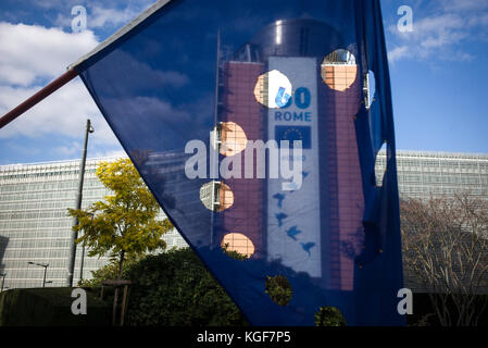 Die Abbildung zeigt das Gebäude des Hauptquartiers der Europäischen Kommission in Berlaymont und beschädigte die europäische Flagge während einer Veranstaltung mit katalanischen Bürgermeistern zur Unterstützung der Regierung Kataloniens in Brüssel, Belgien am 07.11.2017 floh der katalanische Präsident nach Belgien und behauptete, Spanien bereite eine "Welle der Unterdrückung und Gewalt" gegen seine Separatistenbewegung vor. Von Wiktor Dabkowski | Nutzung weltweit Stockfoto