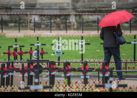 Westminster Abbey, London, UK. 7 Nov, 2017. Die Besucher der Abtei Pause für einen Blick a-Freiwilligen aus der Royal British Legion heraus das Feld der Erinnerung außerhalb der Westminster Abbey. Das Feld besteht aus Tausenden von Mohnblumen am Kreuze Personen und Einheiten zu erinnern. Es wird Zeit für ein Königlicher Besuch am Donnerstag abgeschlossen sein. London, 07. Nov 2017. Credit: Guy Bell/Alamy leben Nachrichten Stockfoto