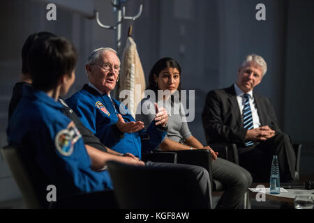 Stuttgart, Deutschland. November 2017. Apollo 16 Astronaut Charles 'Charlie' Duke (c) spricht in einer Diskussionsrunde auf der Luft- und Raumfahrtkonferenz 'New Goals in Space' in Stuttgart, Deutschland, 7. November 2017. Hauptthema der Konferenz sind die aktuellen Entwicklungen in der Luft- und Raumfahrtindustrie. Quelle: Sebastian Gollnow/dpa/Alamy Live News Stockfoto