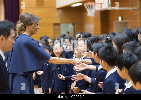 U. Melania Trump begrüßt Schüler der Kyobashi Tsukiji Grundschule am 6. November 2017 in Tokio. Trump ist auf einem dreitägigen Besuch in Japan, dem ersten Stopp einer 13-tägigen Reise durch Asien. Stockfoto