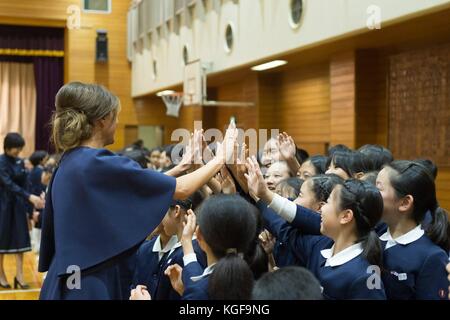 U. S First Lady Melania Trump, Zentrum, High Fives Kinder während eines Besuchs der 4. Klasse Kalligraphie Klasse an der Kyobashi Tsukiji Grundschule 6. November 2017 in Tokio, Japan. Trump ist auf einem dreitägigen Besuch in Japan, dem ersten Stopp einer 13-tägigen Reise durch Asien. Stockfoto