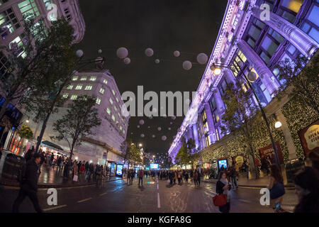 Oxford Street, London, Großbritannien. 7. November 2017. Tausende kommen auf der Oxford Street, der größten Einkaufsstraße UKs, um die jährlichen Weihnachtslichter um 18.15 Uhr anzugucken. Die Straße ist für den Durchgangsverkehr vom Oxford Circus bis nach Selfridges gesperrt, wobei der Verkehr auf die Überquerung von Norden und Süden beschränkt ist. Foto: Selfridges lagern die Fassade vor dem Einschalten. Quelle: Malcolm Park/Alamy Live News. Stockfoto