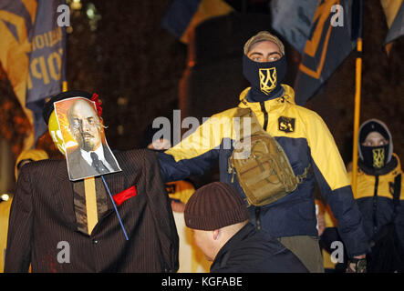 Kiew, Ukraine. November 2017. Mitglieder der rechtsextremen Partei des ukrainischen Nationalkorps verbrannten am 7. November 2017 ein symbolisches Bildnis des ehemaligen Sowjetunion-Gründers Wladimir Lenin in Kiew, während ihres Protests auf dem Sockel des ehemaligen Wladimir-Lenin-Denkmals in Kiew, Ukraine. Aktivisten führten eine Sitzung des symbolischen Exorzismus über die Ukraine durch, indem sie das Bildnis Lenins verbrannten, versuchten, die Überreste der sowjetischen Ideologie zu vertreiben und zu zeigen, dass sie keinen Platz in der Zukunft der Ukraine hat. Die Mitglieder der kommunistischen Partei und ihre Anhänger begehen den 100. Jahrestag des Oktoberbolschewistischen revo Stockfoto