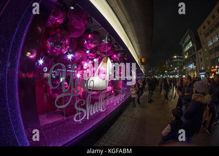 Oxford Street, London, Großbritannien. 7. November 2017. Tausende kommen auf der Oxford Street, der größten Einkaufsstraße UKs, um die jährlichen Weihnachtslichter um 18.15 Uhr anzugucken. Die Straße ist für Durchgangsverkehr vom Oxford Circus bis nach Selfridges gesperrt, wobei der Verkehr auf die Überquerung von Norden nach Süden beschränkt ist. Foto: Cinderellas Slipper im Debenhams-Fenster. Quelle: Malcolm Park/Alamy Live News. Stockfoto