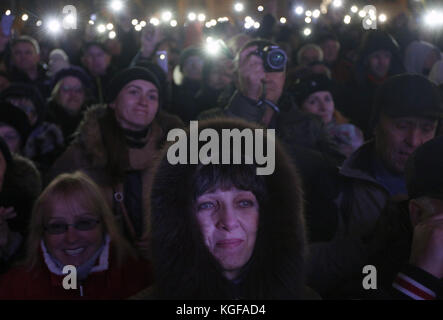 Kiew, Ukraine. 7 Nov, 2017. Leute der ehemaligen georgischen Präsidenten und ex anhören - odessa Gouverneur Michail Saakaschwili Rede während einer Protestaktion in der Nähe des ukrainischen Parlaments in Kiew, Ukraine, 07. November 2017. Credit: anatolii Stepanov/zuma Draht/alamy leben Nachrichten Stockfoto