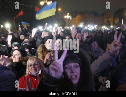 Kiew, Ukraine. November 2017. Die Menschen reagieren auf eine Rede des ehemaligen georgischen Präsidenten und Ex-Gouverneurs von Odessa Michail Saakaschwili während eines Protestes in der Nähe des ukrainischen Parlamentsgebäudes in Kiew, Ukraine, am 07. November 2017. Anatolii Stepanov/ZUMA Wire/Alamy Live News Stockfoto