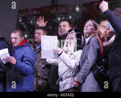 Kiew, Ukraine. November 2017. Der ehemalige georgische Präsident und Ex-Gouverneur von Odessa Michail Saakaschwili singt ein Lied mit seinen Anhängern während eines Protestes in der Nähe des ukrainischen Parlamentsgebäudes in Kiew, Ukraine, am 7. November 2017. Anatolii Stepanov/ZUMA Wire/Alamy Live News Stockfoto