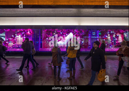 Oxford Street, London, Großbritannien. 7. November 2017. Tausende kommen auf der Oxford Street, der größten Einkaufsstraße UKs, um die jährlichen Weihnachtslichter um 18.15 Uhr anzugucken. Die Straße ist für Durchgangsverkehr vom Oxford Circus bis nach Selfridges gesperrt, wobei der Verkehr auf die Überquerung von Norden nach Süden beschränkt ist. Quelle: Malcolm Park/Alamy Live News. Stockfoto