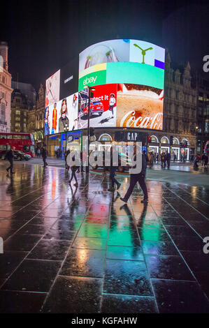 Piccadilly Circus, London, UK. 7. November 2017. Die neue HD-Werbung Anzeige in Piccadilly Circus leuchtet dieser viel befahrenen Kreuzung nach Einbruch der Dunkelheit auf einer feuchten Abend in Central London. Credit: Malcolm Park/Alamy Leben Nachrichten. Stockfoto