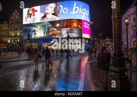 Piccadilly Circus, London, UK. 7. November 2017. Die neue HD-Werbung Anzeige in Piccadilly Circus leuchtet dieser viel befahrenen Kreuzung nach Einbruch der Dunkelheit auf einer feuchten Abend in Central London. Credit: Malcolm Park/Alamy Leben Nachrichten. Stockfoto