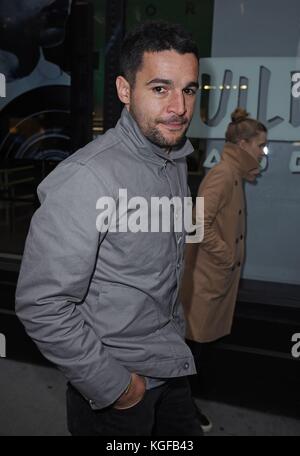 New York, NY, USA. November 2017. Christopher Abbott, der bei AOL BUILD zu sehen war, um seinen neuen Film SWEET VIRGINIA Out and About für Celebrity Candids zu promoten – tue, New York, NY, 7. November 2017. Quelle: Derek Storm/Everett Collection/Alamy Live News Stockfoto