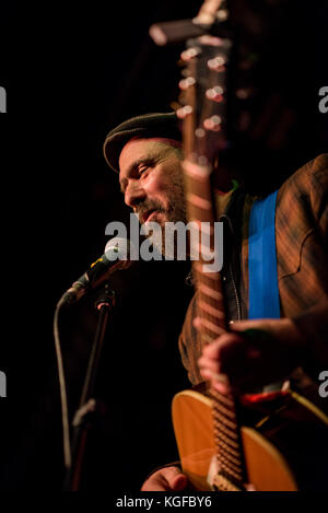 Edinburgh, Großbritannien. 07 Nov, 2017. Mark eitzel spielt die Voodoo Zimmer in Edinburgh, Schottland am Do 7. November 2017 im Rahmen einer kurzen uk Tour. Mark eitzel ist ein US-amerikanischer Musiker, am besten als Songwriter und Sänger der San Francisco band American Music Club bekannt. Der Wächter nannte ihn "Amerika größten lebenden Lyriker", und Rolling Stone einmal gab ihm ihre Songwriter des Jahres. Er sein 10. Album "Hey Mr Fährmann" auf Dekor Datensätze im Januar 2017 freigegeben. Credit: Andy Catlin/alamy leben Nachrichten Stockfoto