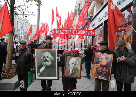 Moskau, Moskau, Russland. November 2017. Die Porträts der sowjetischen Helden werden von den Teilnehmern des marsches getragen. Tausende marschierten zum Revolutionsplatz im Zentrum von Moskau, um den 100. Jahrestag der Russischen Revolution zu gedenken. Viele trugen Porträts von Lenin, Stalin und Flaggen mit dem Wappen der Sowjetunion. An dem marsch nahmen auch Menschen aus mehreren Ländern Teil, darunter China, Italien, Venezuela, Brasilien und Kuba. Quelle: Nicholas Muller/SOPA/ZUMA Wire/Alamy Live News Stockfoto