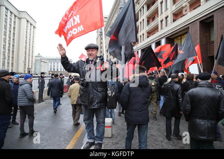 Moskau, Moskau, Russland. November 2017. Tausende marschierten zum Revolutionsplatz im Zentrum von Moskau, um den 100. Jahrestag der Russischen Revolution zu gedenken. Viele trugen Porträts von Lenin, Stalin und Flaggen mit dem Wappen der Sowjetunion. An dem marsch nahmen auch Menschen aus mehreren Ländern Teil, darunter China, Italien, Venezuela, Brasilien und Kuba. Quelle: Nicholas Muller/SOPA/ZUMA Wire/Alamy Live News Stockfoto